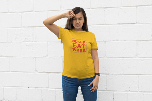 Mulher Usando uma Camiseta com Jeans