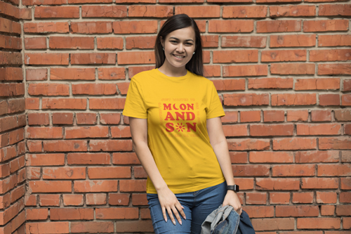 Mulher Sorrindo para a Câmera