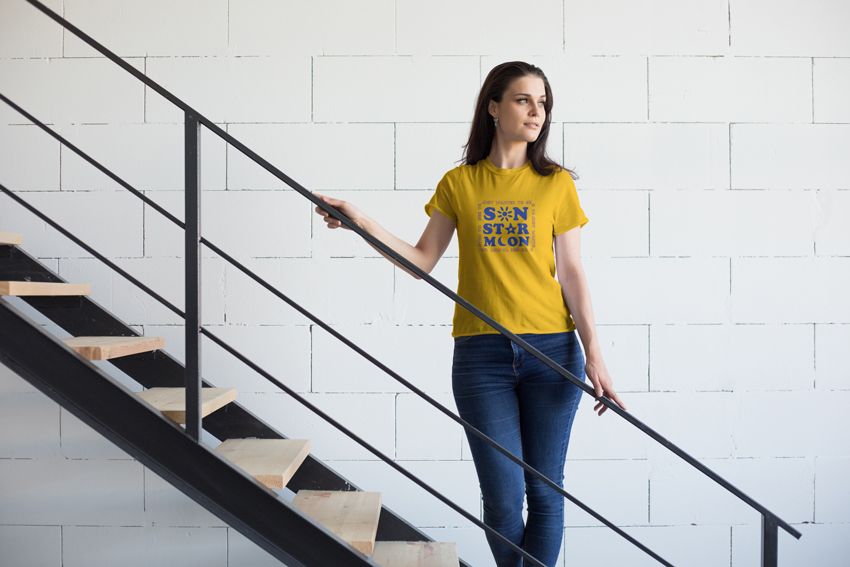Mulher Posando em uma Escadaria