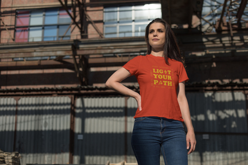 Mulher Mostrando Sua Camiseta