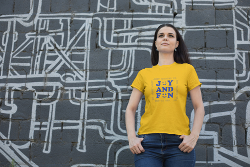 Mulher Posando com as Mãos nos Bolsos