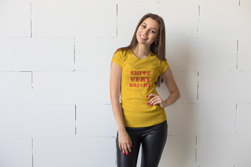 Mulher Sorrindo em um Estúdio