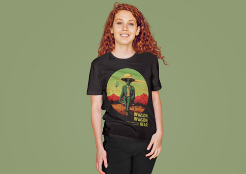 Tシャツを見せる女性