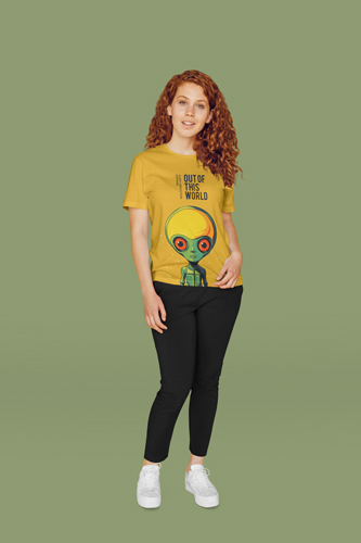 Tシャツを着る女性、フルビュー