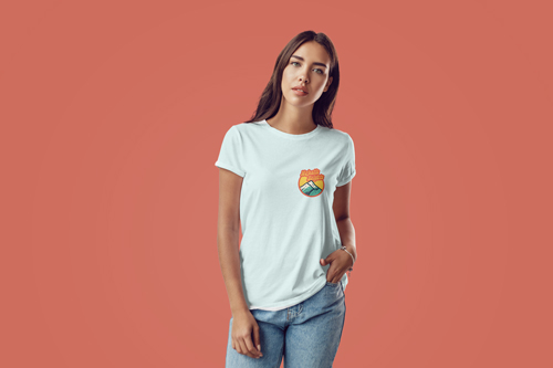 Frau posiert in einem T-Shirt Vorderansicht