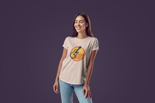 Frau trägt ein modisches T-Shirt