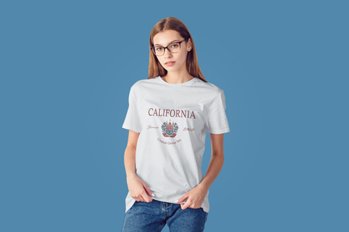 Frau im T-Shirt schaut in die Kamera