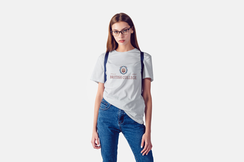 Frau im T-Shirt vor der Kamera