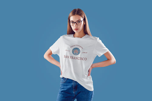 Frau im T-Shirt mit Händen auf den Hüften