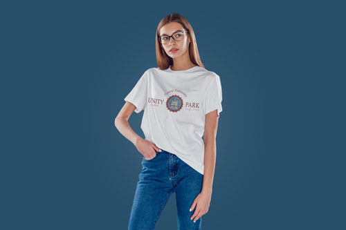 Frau im T-Shirt posiert für die Kamera