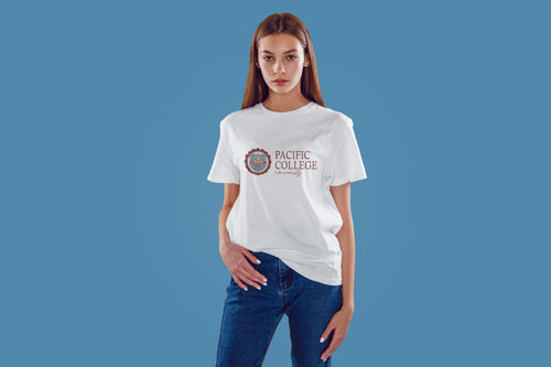 Frau im T-Shirt vor der Kamera