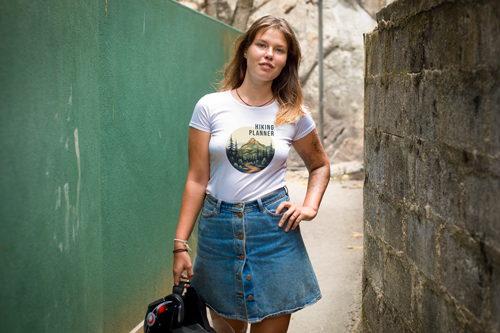 Frau im T-Shirt schaut zur Seite