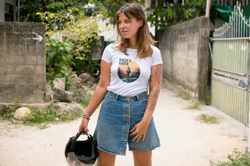 Frau im T-Shirt schaut in die Kamera