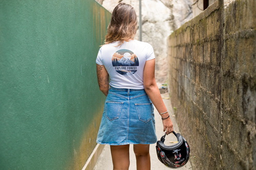 Frau im T-shirt von hinten zu sehen