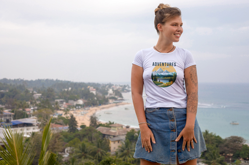 Frau im T-Shirt lächelt und schaut zur Seite