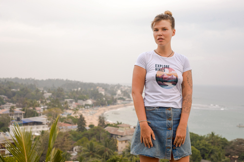 Frau im T-Shirt vor einer Naturkulisse