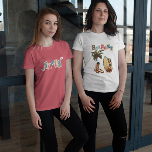 Tシャツを着てポーズをとる女性たち