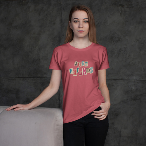 カジュアルなTシャツを着ている女性