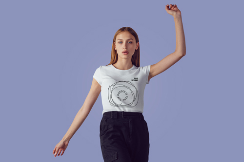 Женщина позирует в студии