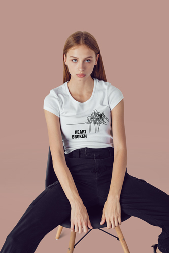 Женщина демонстрирует уличный стиль