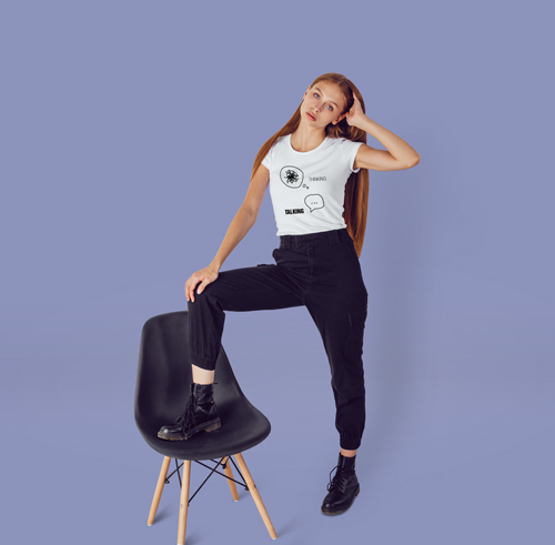 Женщина позирует возле стула