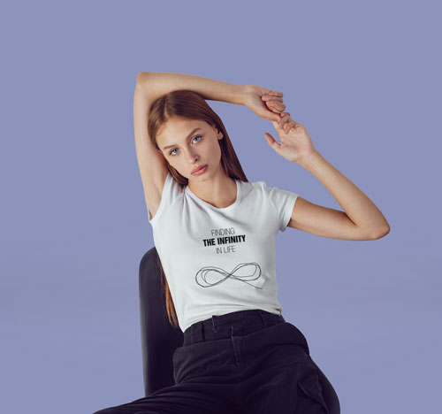 Женщина смотрит в камеру