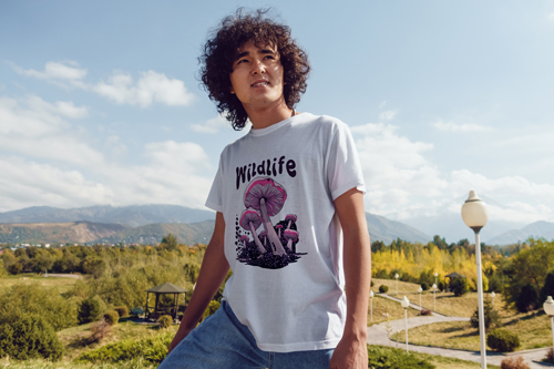 Yan Tarafa Bakan Tişört Giymiş Adam