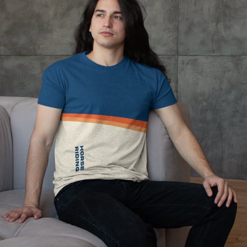 Homme en T-shirt assis sur un canapé