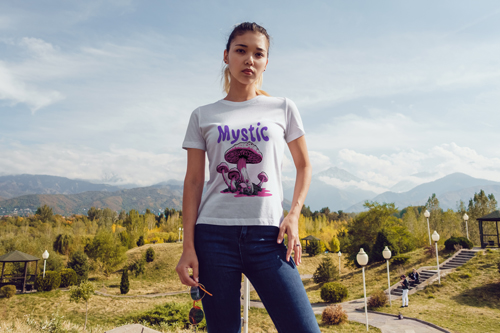 Kameraya Bakan Tişört Giymiş Kadın