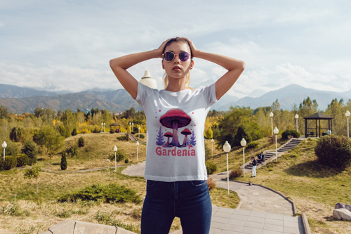 Kamera Önünde Duran Tişört Giymiş Kadın