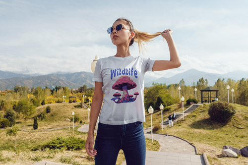 Poz Veren Tişört Giymiş Kadın