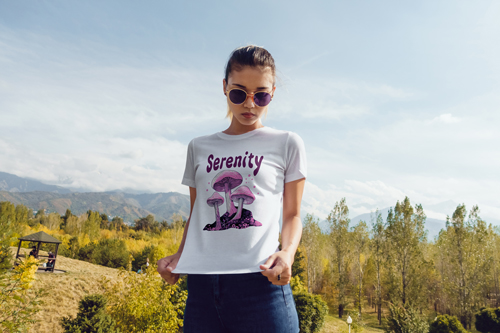 Tişörtüne Doğru Bakan Kadın