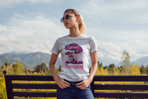 Yan Tarafa Bakan Tişört Giymiş Kadın