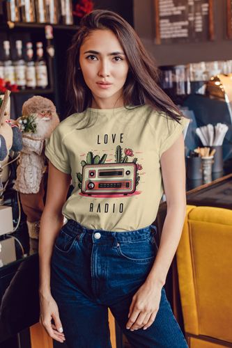 Mulher posando com uma camiseta