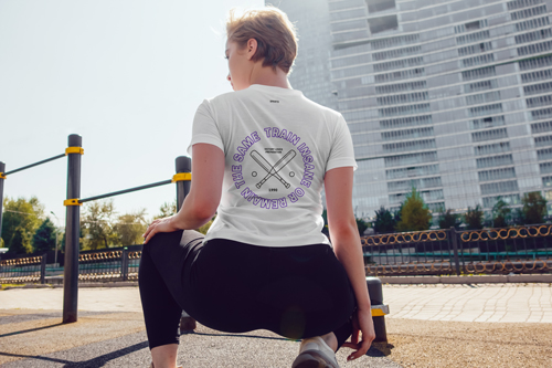 Женщина в футболке вид сзади