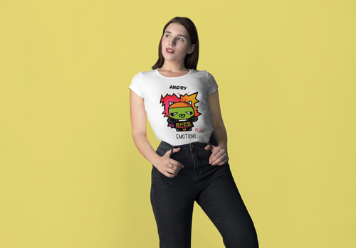 امرأة تنظر جانبًا