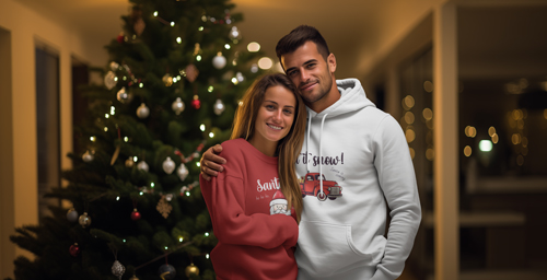 Couple posant avec un sapin de Noël