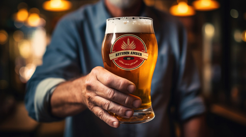 Barman tenant un verre de bière