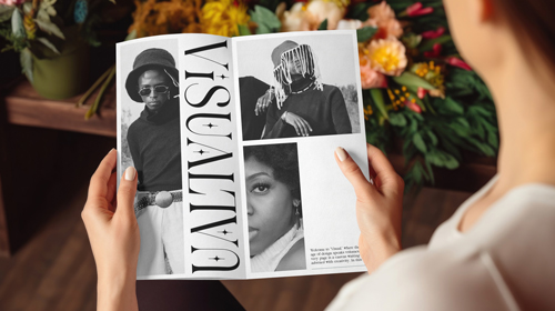 Человек листает журнал