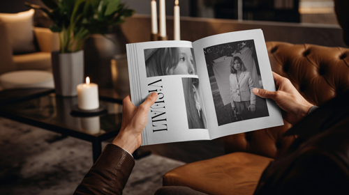 Человек с журналом в гостиной отеля