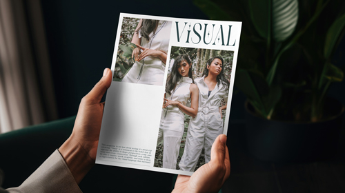 Человек держит журнал, вид сверху