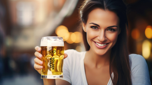 Mulher Sorrindo com um Copo de Cerveja
