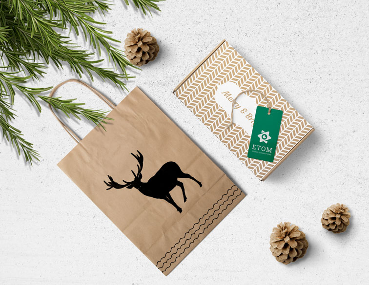 حقيبة ورقية مع هدية الكريسماس