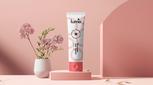 Tubo de crema cosmética con flores