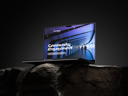 石の上のMacBook、低角度面図