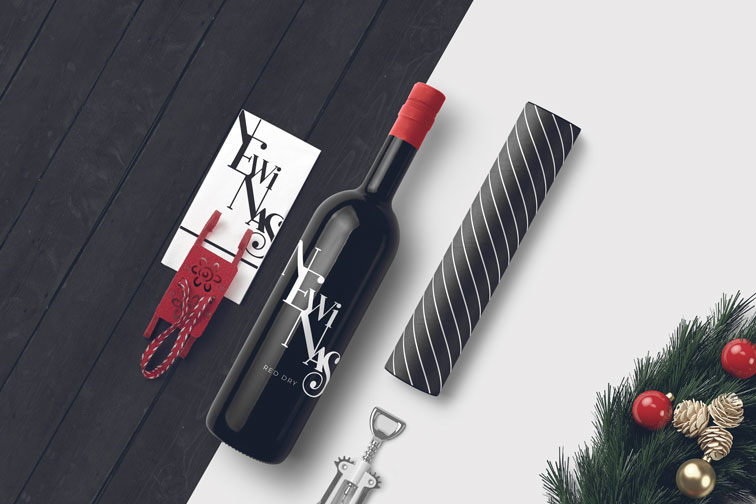 Garrafa de vinho com papel de embrulho