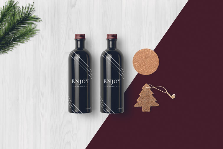 Bouteilles en verre sur un fond de Noël