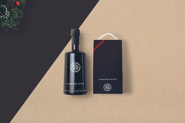 Bouteille de liqueur avec son sac en papier