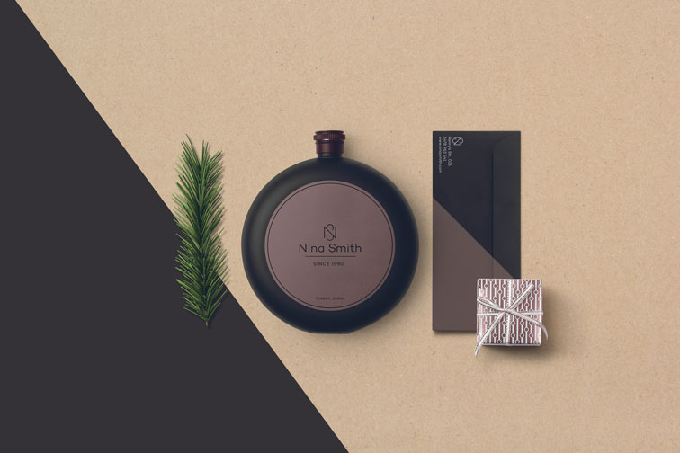 Bouteille de liqueur ronde avec un cadeau