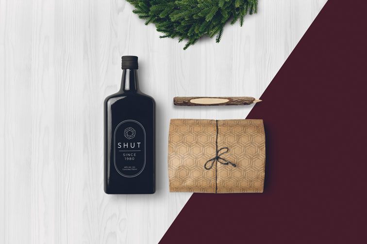 Bouteille de whisky en verre avec un cadeau